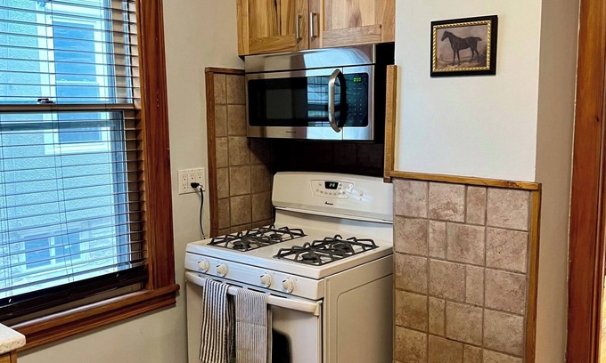 Summit - University Apartamento | St. Paul's Cozy Retreat is a two bedroom unit located in the heart of St. Paul.
