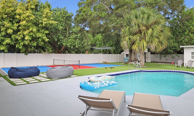 Pinellas Park Casa | St. Pete Backyard Haven: Pickleball/Pool/Bar/Golf