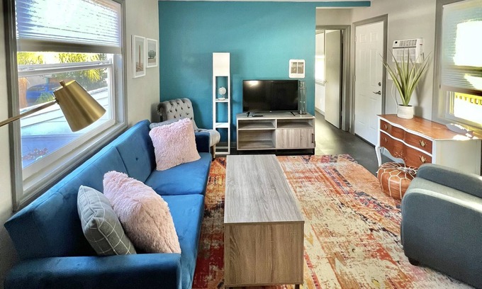 Historic Old Northeast Apartamento | St Pete Summer Retreat | Renovated (Charming!) 1-BDR Apt Minutes from Downtown