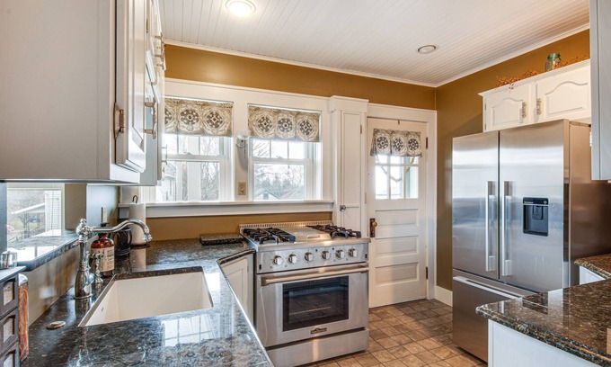 Saint Petersburg Cabaña | St Petersburg Cottage w/ Porch, 2 Mi to Foxburg!