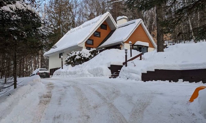 Saint-Sauveur Chalet De Esquí | St Sauveur Chalet; easy access to nearby ski hills and village; pet friendly