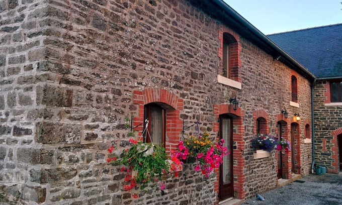 Le Mesnil-Amand Casa | Conversión estable en una idílica ubicación rural, cerca de la costa.