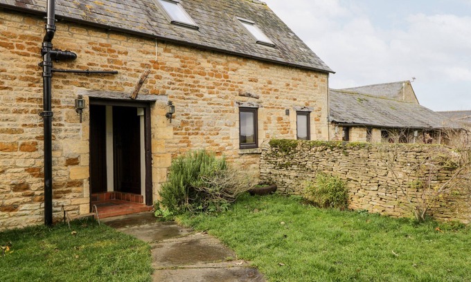 Longborough Cabaña | STABLE COTTAGE, pet friendly, with open fire in Moreton-In-Marsh