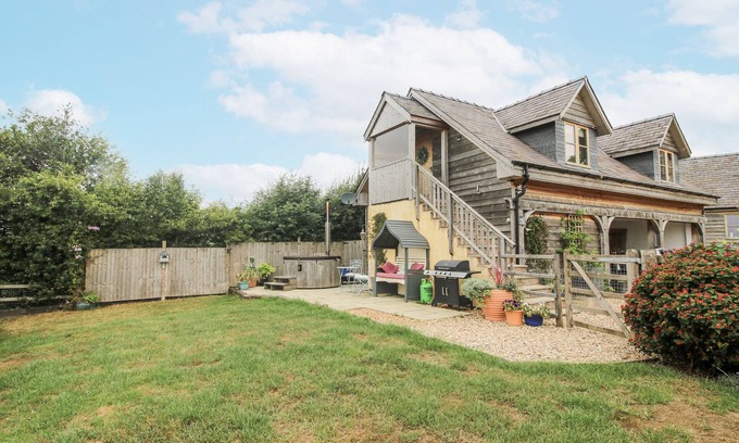 Bishops Castle Cabaña | STABLE COTTAGE, pet friendly, character holiday cottage in Wentnor