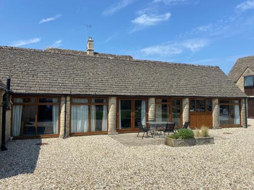 Cirencester Casa | Stable Cottage, Old Mill Farm, Cotswold Water Park