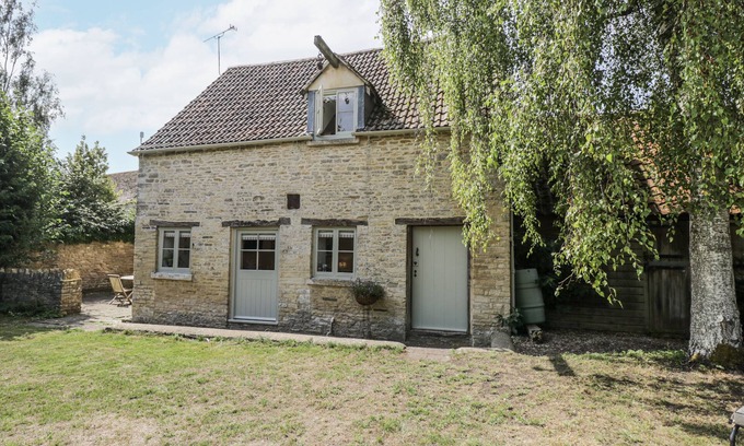 Ozleworth Casa | STABLE COTTAGE, pet friendly, with a garden in Sherston