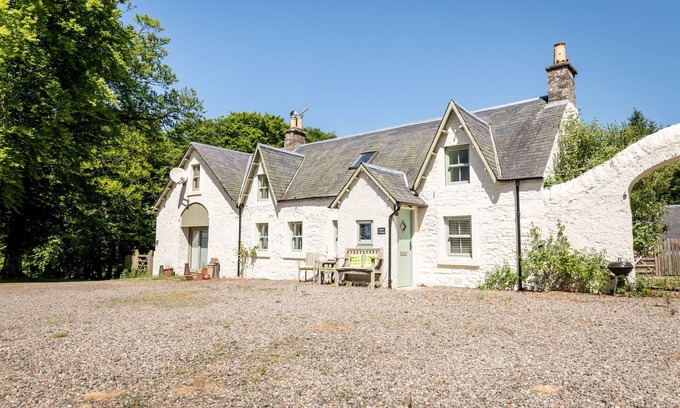 Dunblane Cabaña | Stable Cottage Sleeps 4 (2 Bedrooms) On Scottish Country Estate