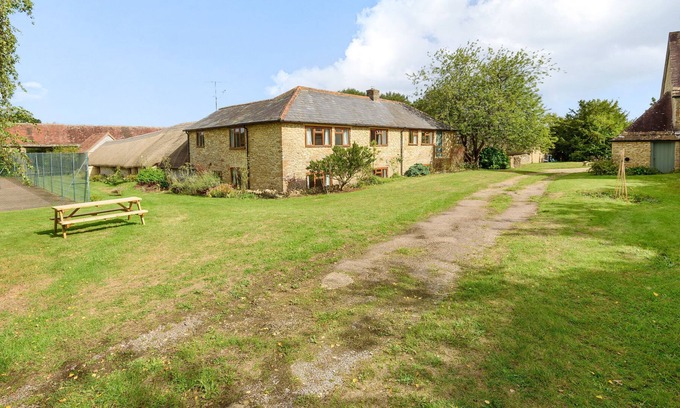 Yeovil Cabaña | Stable House - Stable House is a stylish and generous ham stone property