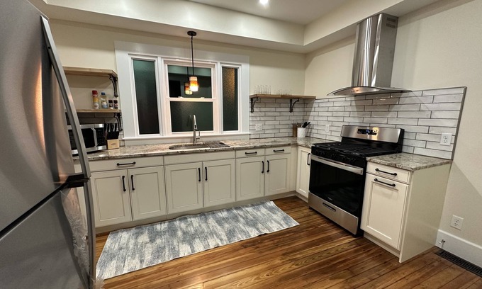 Babe Denny Casa | Stadium Stays #9 Downtown INDY, 5 minute walk to Lucas Oil Stadium Free Parking