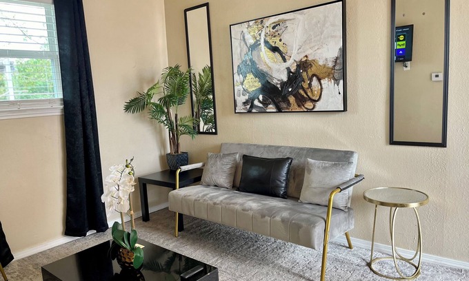South Arlington Apartamento | Stadium Suite: 3 miles from AT&T & Globe Life Stadium