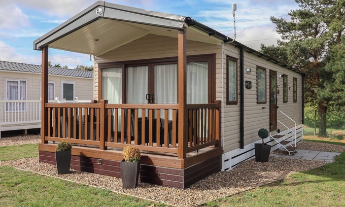 Hopton Cabaña | STAG LODGE, CARAVAN 70, with pool in Belton, Norfolk