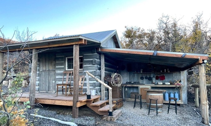 Collbran Cabina | Stagecoach Cabin - antique western charm