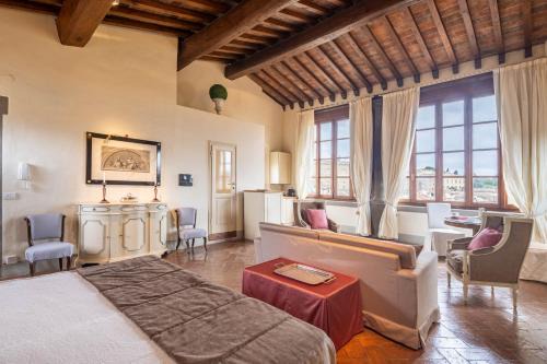 Oltrarno Apartamento | Stairway to Heaven by VacaVilla