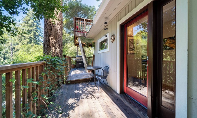 Aptos Apartamento | Stairway to Treetop Heaven- Lower 1bd w/private hot tub and deck!