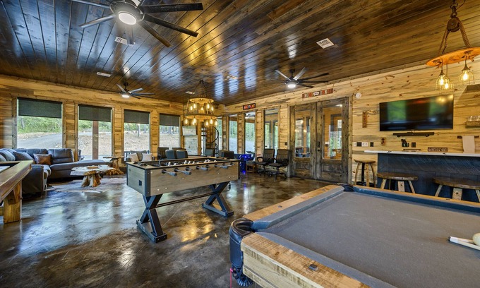 Pickens Cabina | Stallion | Sleeps 40 | EV Outlet | Creekside | Gameroom | Playset