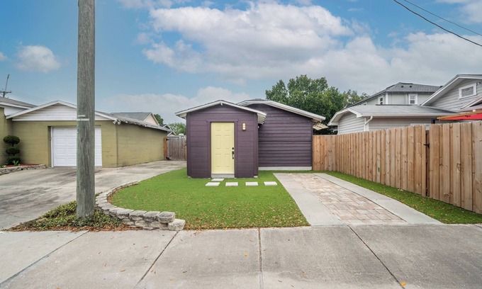 Old Seminole Heights Apartamento | Stand alone studio with private driveway and fenced in backyard.