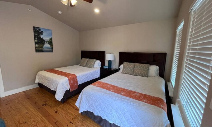 Kerrville Cabina | Standalone Double Queen Cabin near River #14