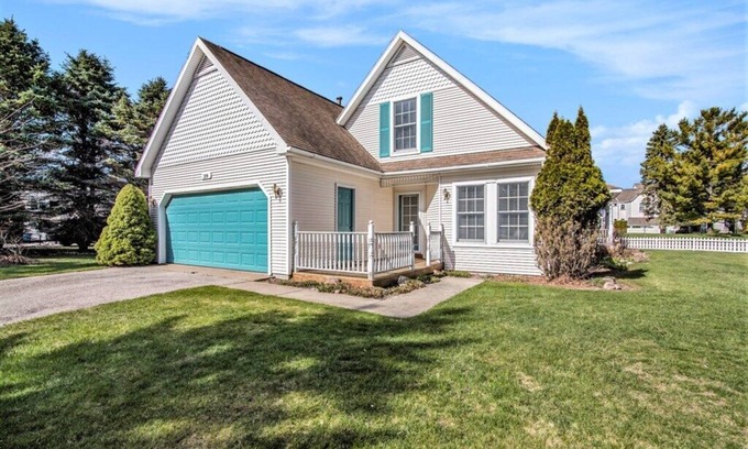 Manistee Cabaña | Standalone Harbor Village Cottage at Beach