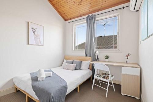 Bexley Casa | Standard Double Room - Convenient Spot in Bexley - Shared Bathroom