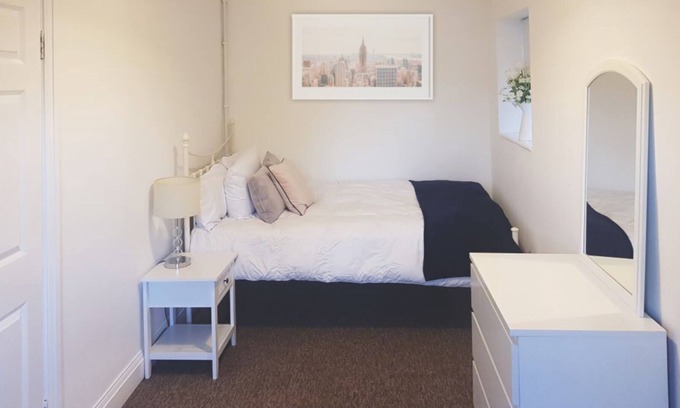 Heston Central Casa | Standard double room with shared bathroom
