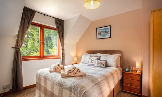Alness Cama Y Desayuno | Standard Double Room in Country Side Guesthouse with Shared Bathroom and beautiful views.
