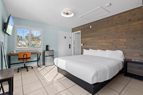 Fort Pierce Hotel | Standard Hotel Room - King Bed #2