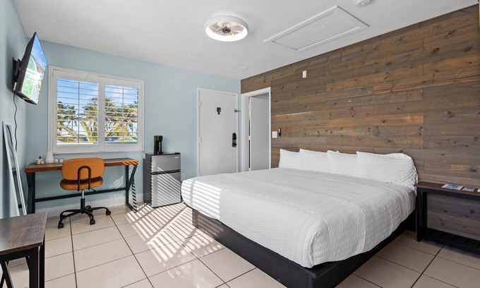 Fort Pierce Hotel | Standard Hotel Room - King Bed #2