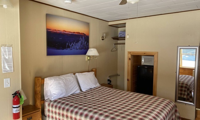 Stratton Casa | Standard queen bed room sleeps 2