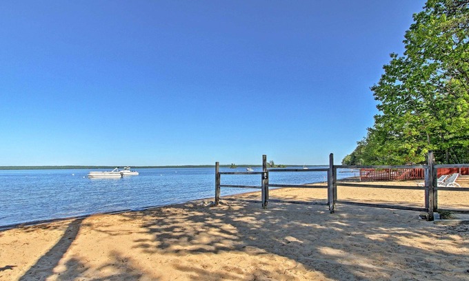 Standish Apartamento | Apartamento Standish con terraza - ¡2 millas hasta el lago Sebago!