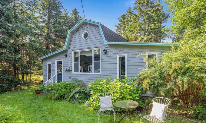 York Cabaña | Stanhope Cottage close to National Park Beaches