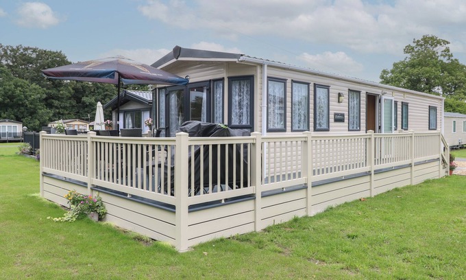 Hopton Cabaña | STANLEY'S LODGE, FOXBURROW HANG, family friendly in Belton, Norfolk