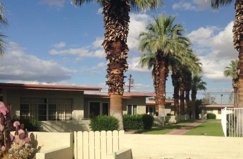 Borrego Springs Hotel | Stanlunds Inn and Suites