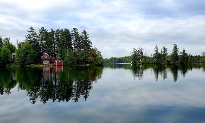 Star Lake Casa | Star Lake, NY: Entorno pacífico frente al lago con terrenos expansivos