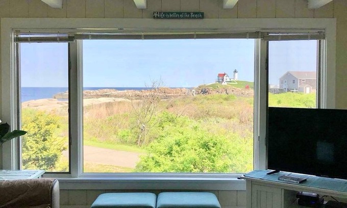 York Beach Cabaña | Star Of The Sea! Charming 3-bedroom cottage in York!