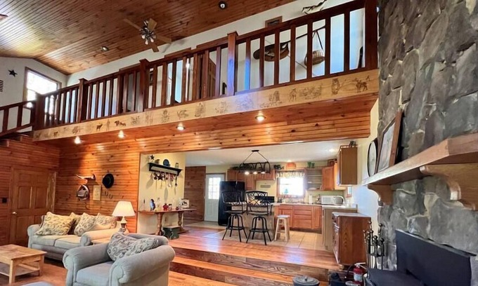Huttonsville Cabina | Star View Lodge at Kumbrabow State Forest Off-Grid Lux Cabin