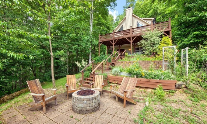 Waynesville Casa | Stare Way to Heaven - Secluded, 3BR,3BA, Hot Tub, Firepit