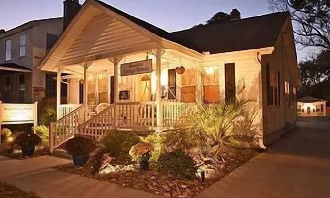 Morehead City Casa | Starfish DOG-FRiENDLY in the Historic District