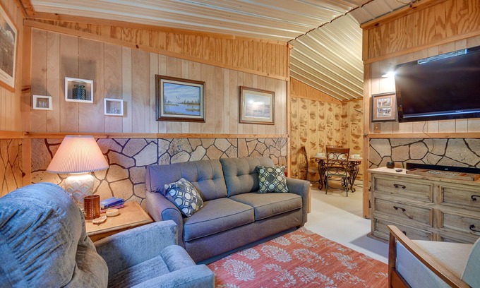 Crowell Cabina | Stargaze, Hike & Kayak: Cabin Near Copper Breaks!
