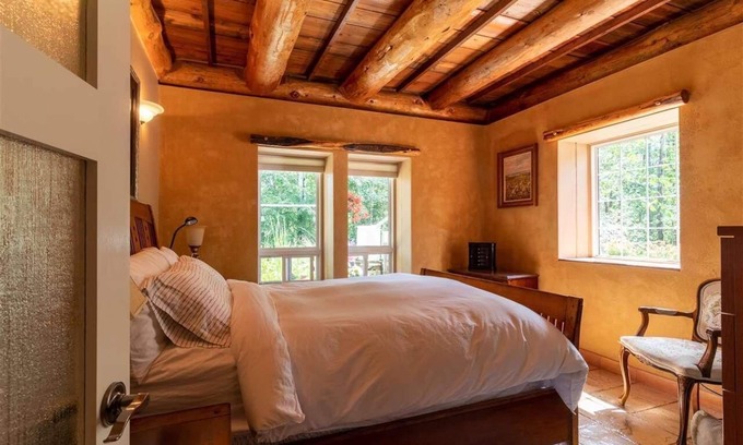 Division No. 10 Cabaña | Stargaze in the forest. Enchanting Straw Bale Cottage nestled in nature.