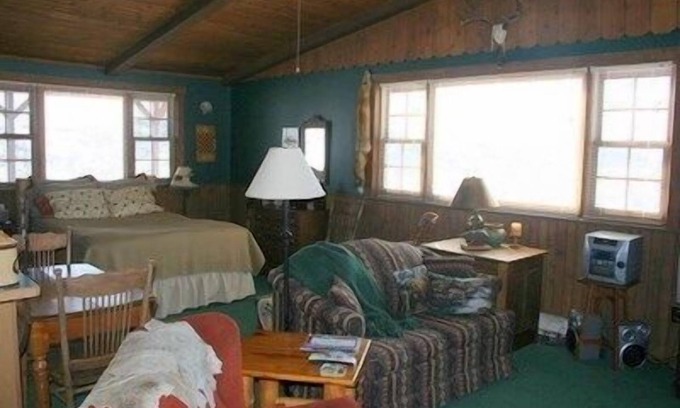 Meeteetse Cabina | Stargazer Bunkhouse- Meeteetse, Wyoming
