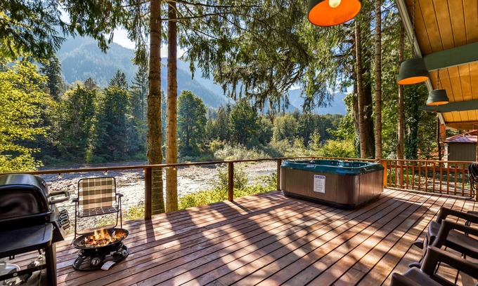 Gold Bar Cabina | Stargazer Studio - riverfront pet-friendly cabin