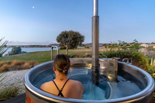 Clarence Point Casa | Stargazers Waterfront Hot tub Cottage Tasmania