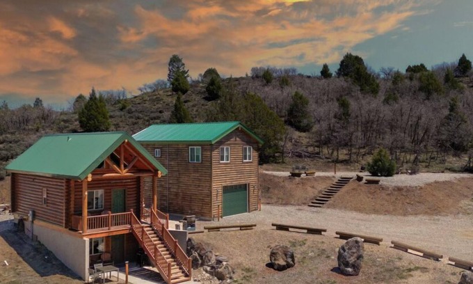 Alton Cabina | Stargazing Hot Tub, 3 Living Spaces on 10 Acres