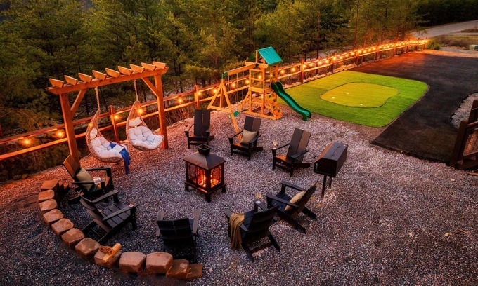 Sevierville Cabina | Stargazing Pool Golf Murals