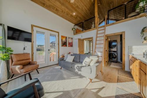 Glendale Casa | Stargazing Retreat with Hot Tub Deck Hammocks BBQ