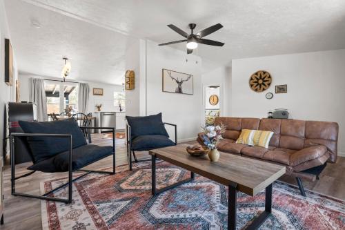 Canyon Lake Casa | Starlight Horizon Cabin N - Pet-Friendly Texas Hill Country Cabin Near Canyon Lake - Pool, Stargazing & Group Getaways - Sleeps 8