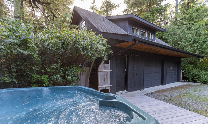Tofino Apartamento | Starlight Nestled in the Forest with a Hot Tub!