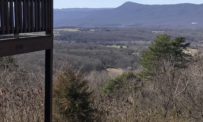 Rileyville Cabina | Starlit view log cabin with 30 mile views close to National Park and Luray