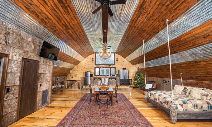 Sugar Grove Cabina | The Barn 15+ acres, cama King, 1000+ ft de truchas, senderos para caminatas