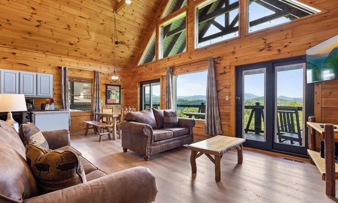 Gatlinburg - Pigeon Forge Complejo | Starry Nights is a beautiful three-bedroom cabin located in Mountain View Court.